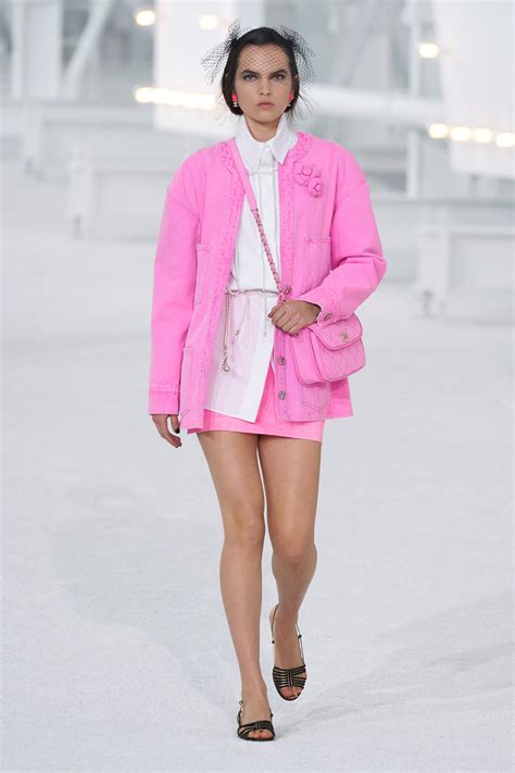 Tendenze primavera 2021: la camicia con perle Chanel